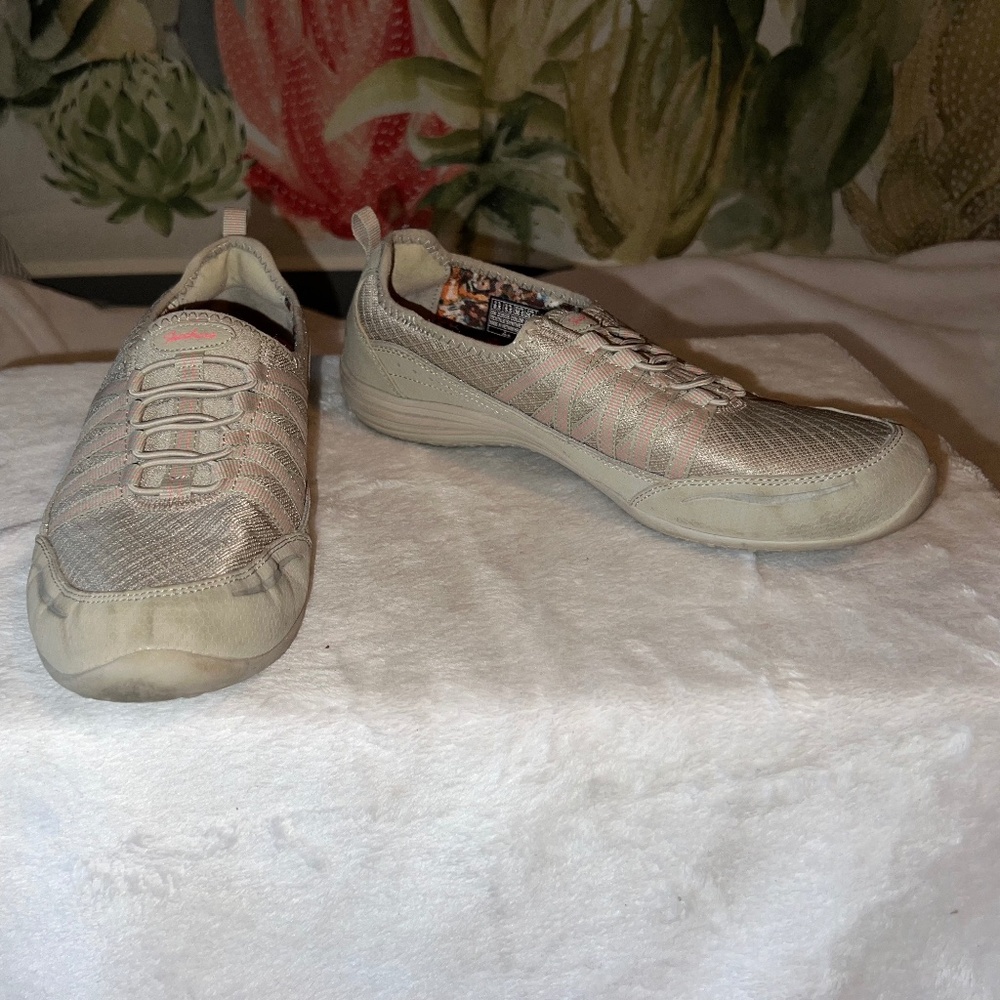 Sketchers Memory Foam Slip ins  8.5 Tan
